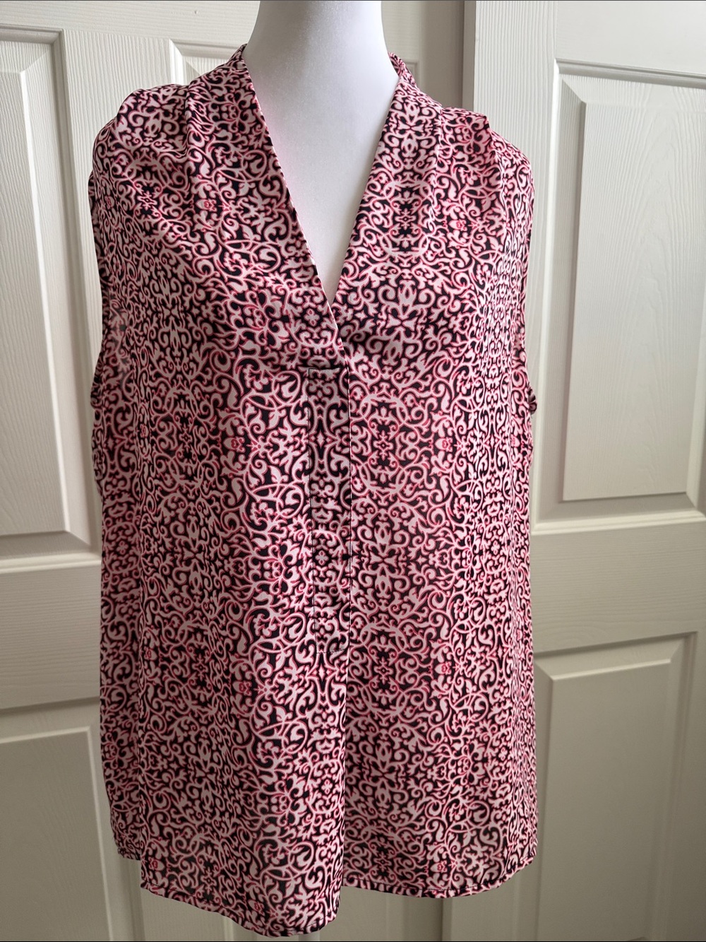 Laundry By Shelli Segal Pink and Black Printed Sleeveless V-Neck Top